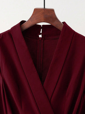 Enterizo Burdeos Elegante Con Cinturón detalle del escote cruzado.
