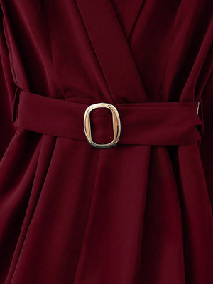 Enterizo Burdeos Elegante Con Cinturón detalle del cinturón con hebilla.