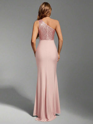 Primer plano del top de lentejuelas rosadas de un vestido elegante de un solo hombro.