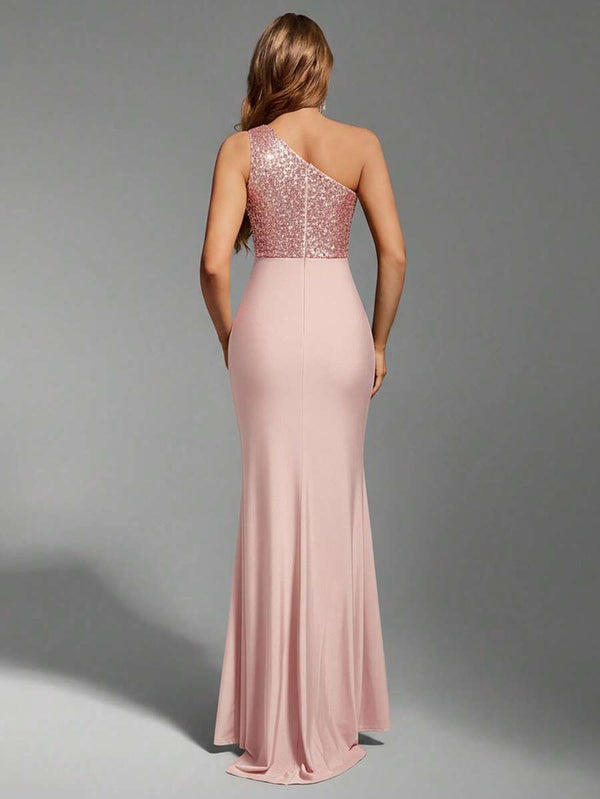 Primer plano del top de lentejuelas rosadas de un vestido elegante de un solo hombro.