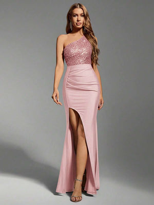 Vista completa de un vestido de fiesta largo color rosa con top de lentejuelas y un hombro.