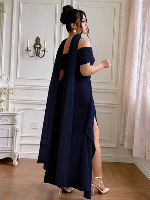 Primer plano del escote de un vestido azul marino con detalle de choker y hombros descubiertos.