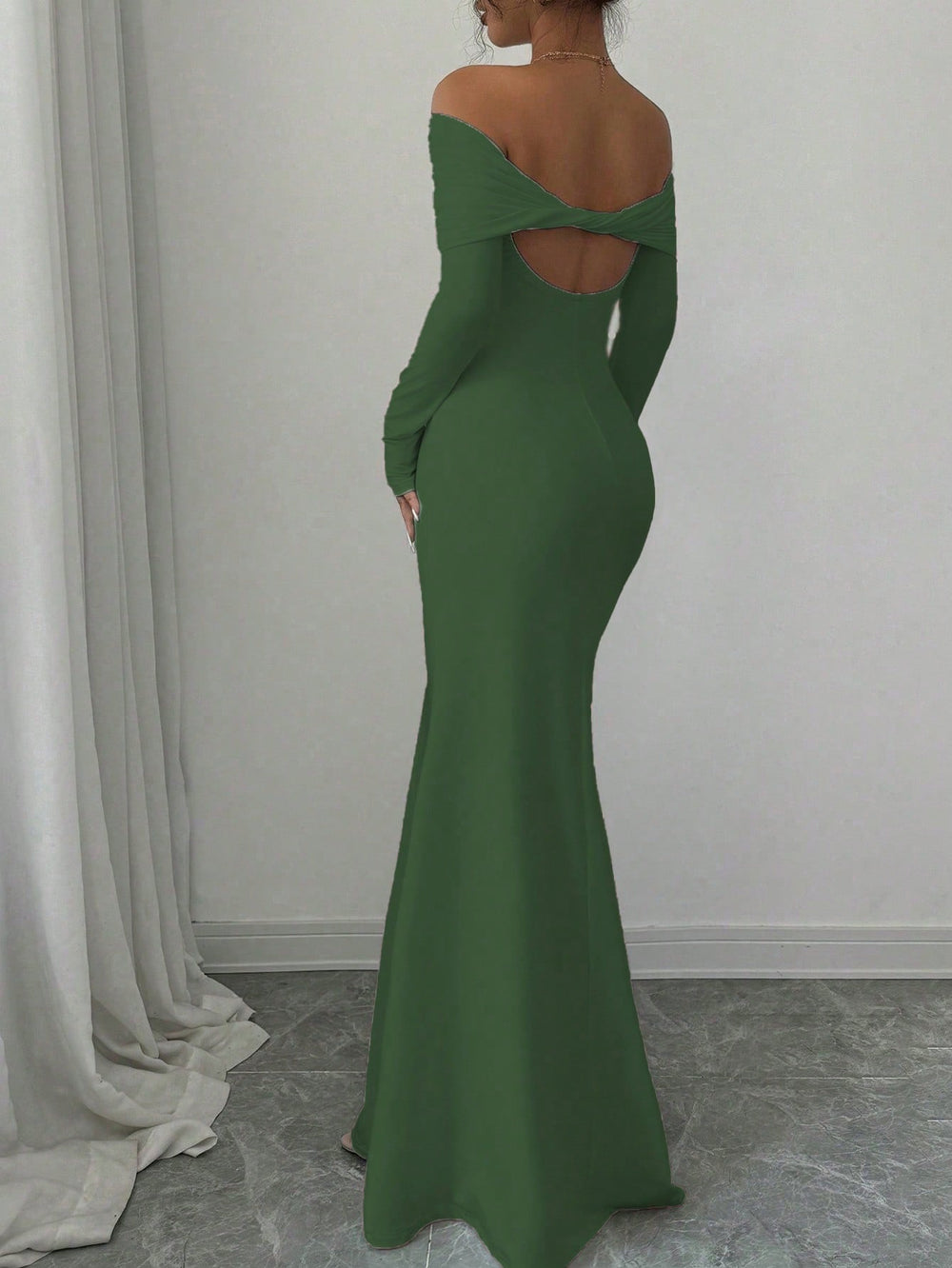 Vestido Largo Verde Oscuro Elegante Corte Sirena Hombros Descubiertos vista frontal.
