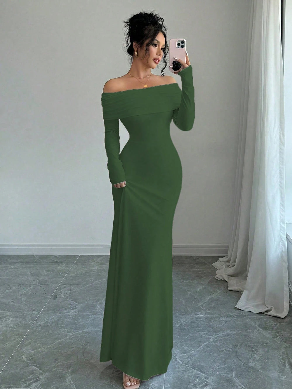 Vestido Largo Verde Oscuro Elegante Corte Sirena Hombros Descubiertos vista frontal.
