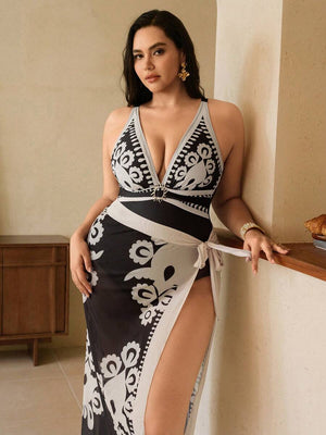 Vista completa del conjunto de playa bohemio con traje de baño y pareo anudado a la cintura.