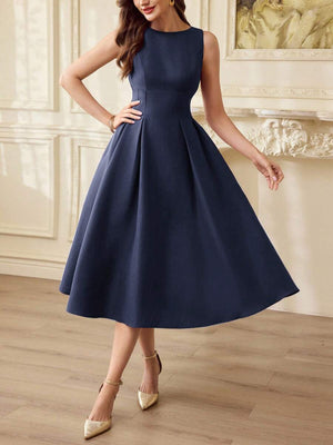 Detalle del corpiño ajustado y escote redondo de un vestido de fiesta azul.