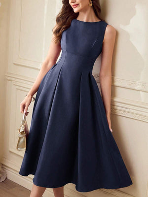 Vista lateral de la falda con vuelo y pliegues de un vestido formal midi.