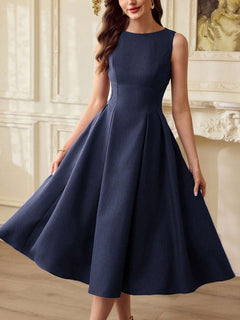Mujer modelando un vestido midi elegante azul marino sin mangas con falda plisada.