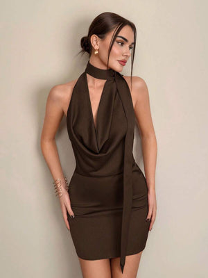 Vista de perfil del vestido marrón satinado con espalda abierta y corte mini.
