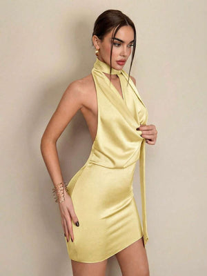 Silueta ajustada de un vestido mini de satín con espalda descubierta.