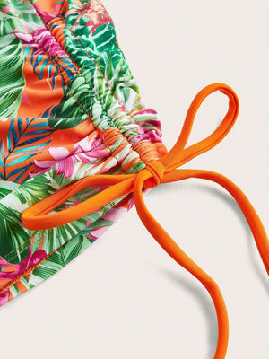 Detalle lateral del Bikini Bohemio Naranja Con Shorts Tropicales De Talle Alto.

