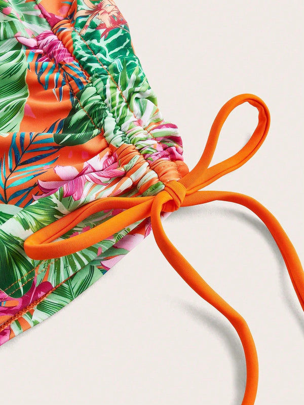 Detalle lateral del Bikini Bohemio Naranja Con Shorts Tropicales De Talle Alto.
