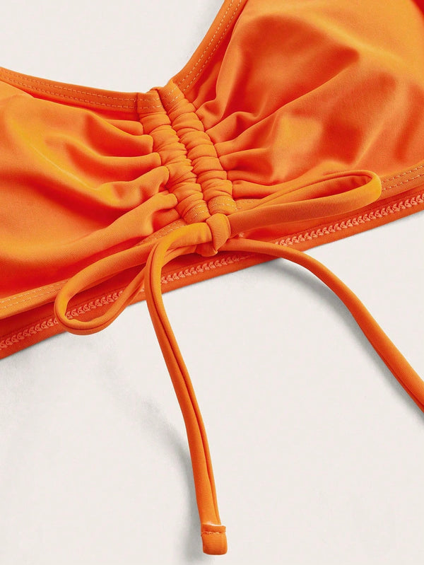 Detalle fruncido del Bikini Bohemio Naranja Con Shorts Tropicales De Talle Alto.