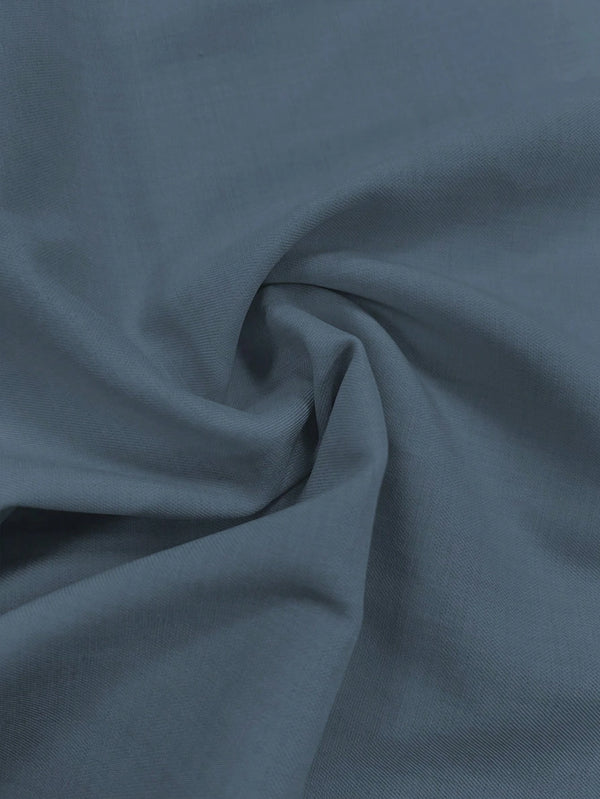 Vestido Azul Lavado Medio Midi Elegante Cruzado detalle de tela.