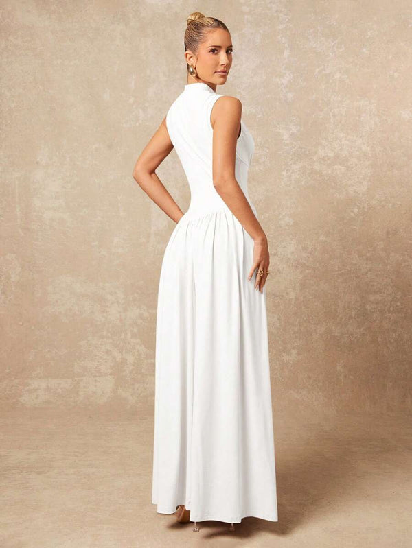 Vestido largo blanco elegante sin mangas con detalle fruncido en el busto y caída fluida