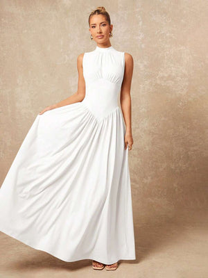 Detalle del talle ajustado en punta V y pliegues de vestido maxi blanco formal