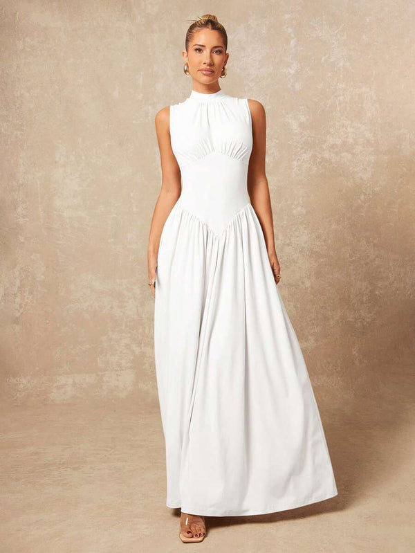 Vista lateral de vestido maxi blanco sin mangas con cuello alto y falda amplia