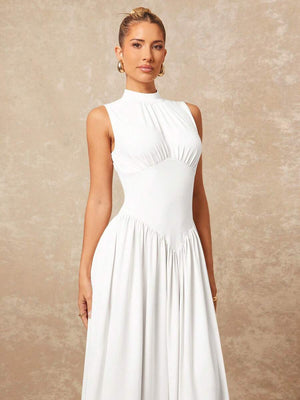 Vestido blanco largo de fiesta con cuello alto estilizado y corte princesa en la cintura