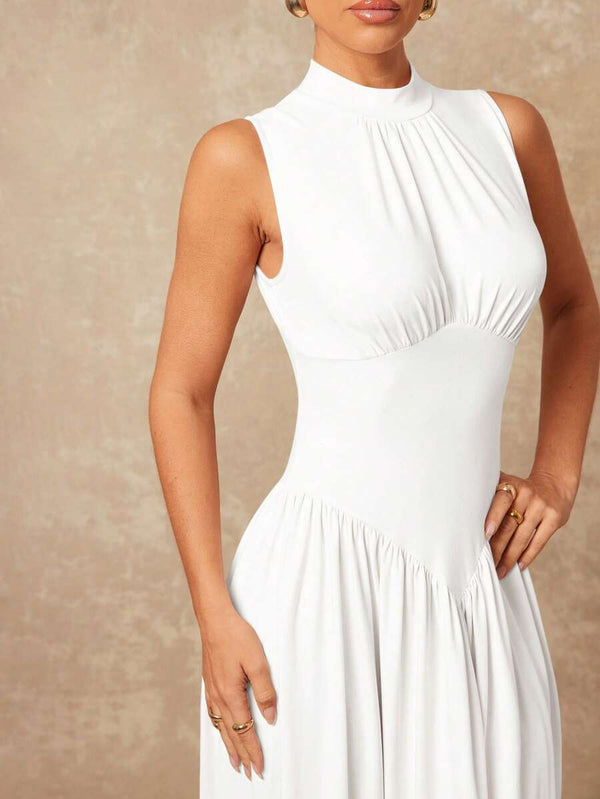 Caída de la falda larga plisada en vestido blanco elegante para boda o graduación