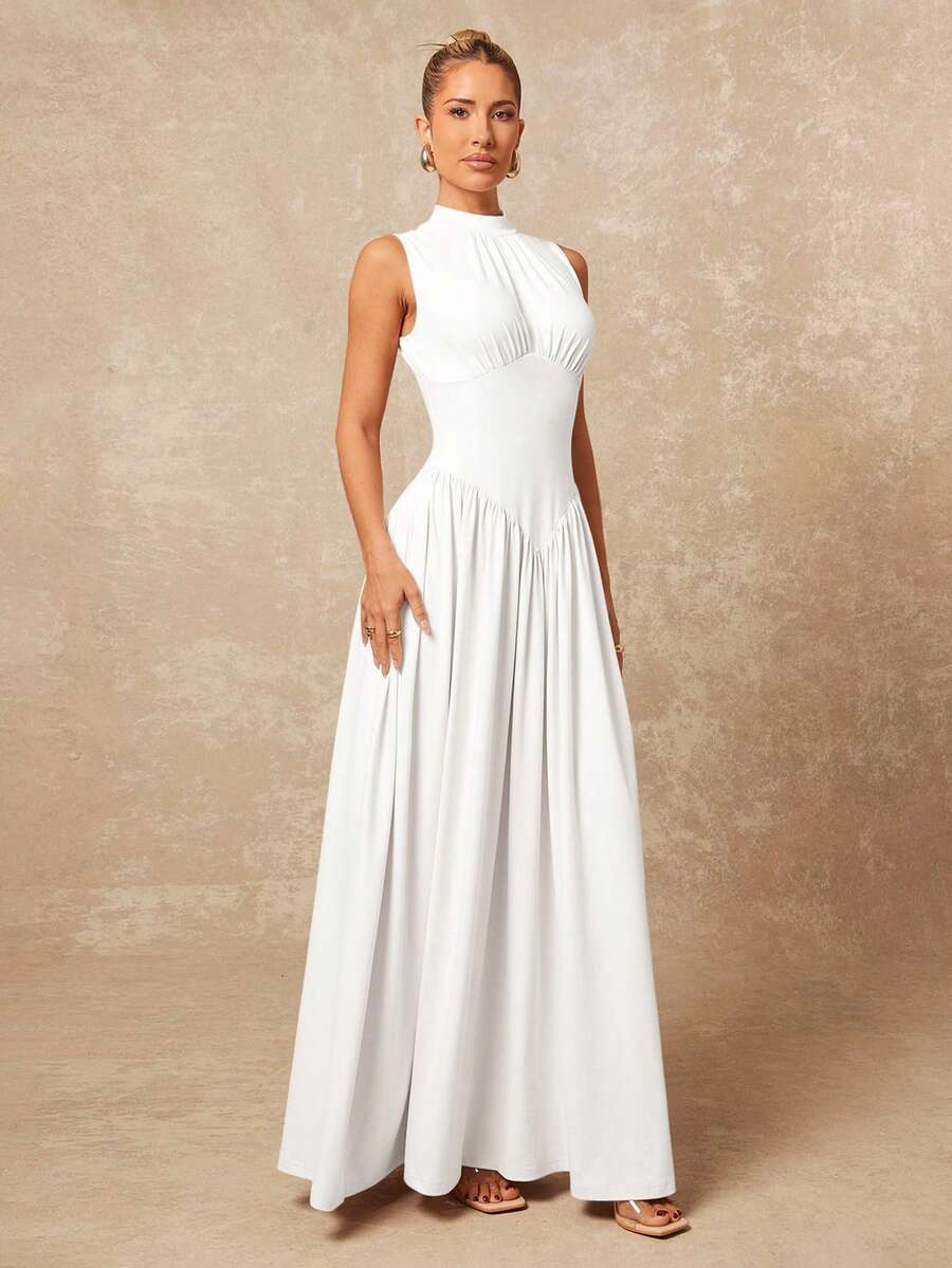 Vestido maxi blanco de cuello alto sin mangas con cintura en V y falda plisada vista frontal