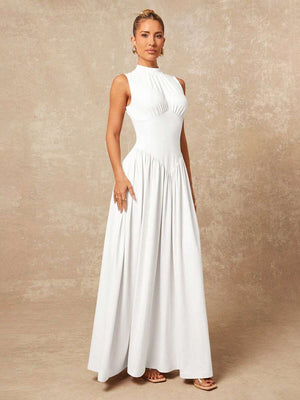 Vestido maxi blanco de cuello alto sin mangas con cintura en V y falda plisada vista frontal