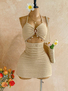 Vista completa de un vestido beige de dos piezas estilo bohemio sobre un maniquí.