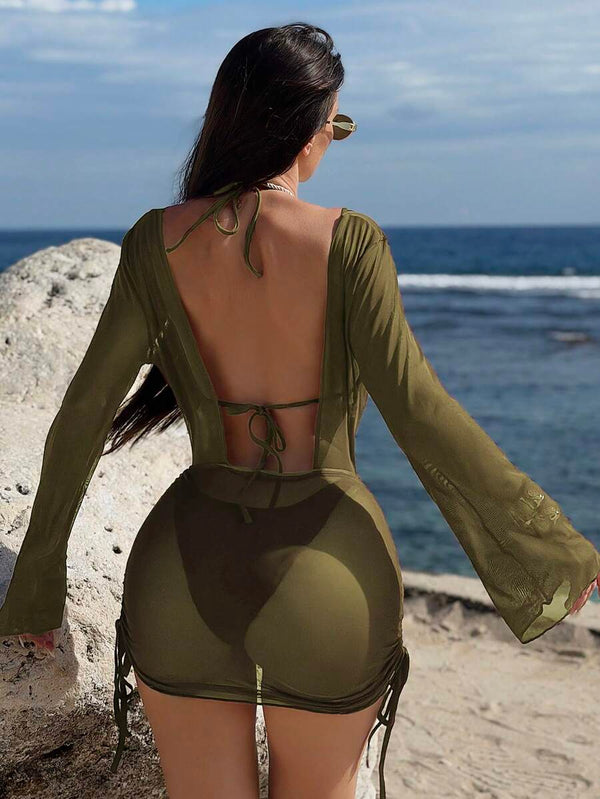 Primer plano de una mujer con gafas de sol y un conjunto de bikini y cover-up verde militar.