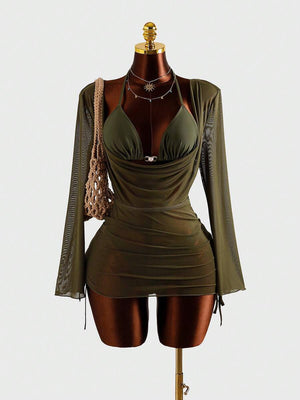 Detalle de la falda corta fruncida con jaretas ajustables de un cover-up de malla verde.