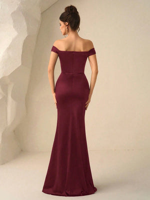 Vestido Midi Elegante Burdeos Con Lentejuelas vista trasera ajustada

