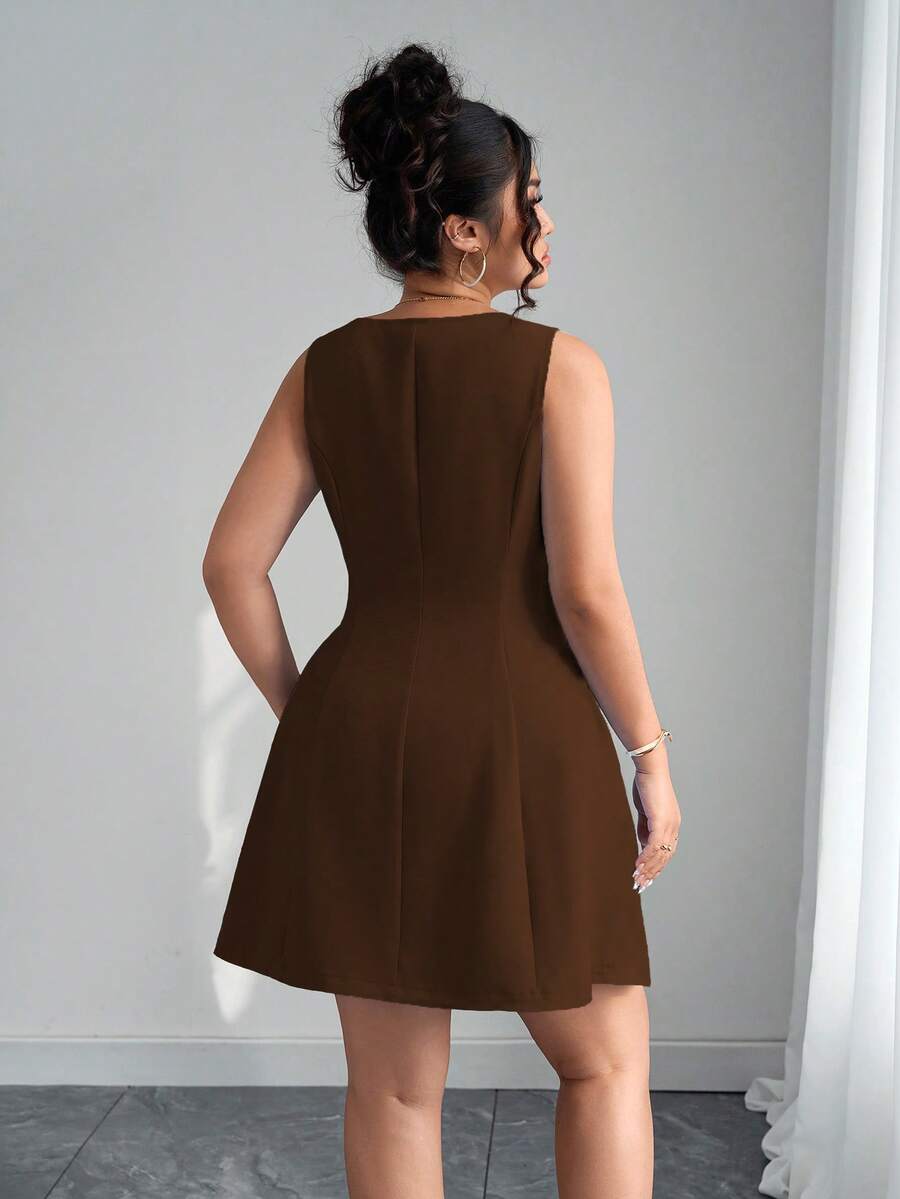 Vista completa de una mujer usando un vestido café sin mangas con botones frontales y cuello cuadrado.