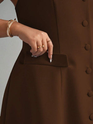Detalle inferior del vestido café con botones frontales y falda de corte A.