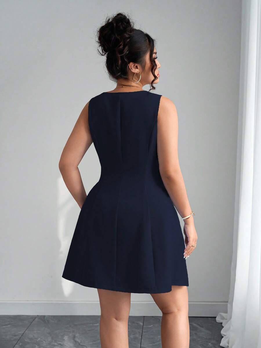 Vista frontal de una mujer usando un vestido pichi azul marino sin mangas con escote cuadrado y botones.