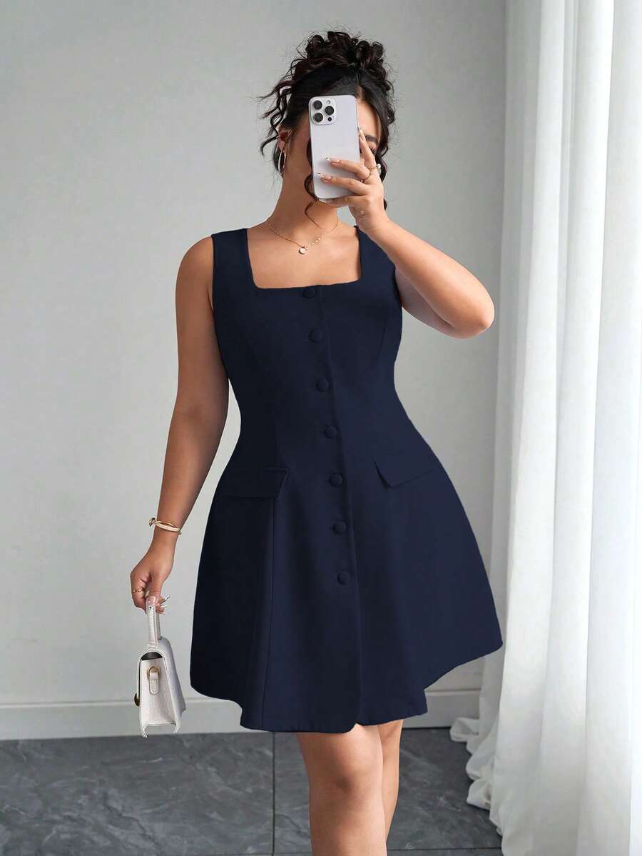 Vista frontal de una mujer usando un vestido pichi azul marino sin mangas con escote cuadrado y botones.