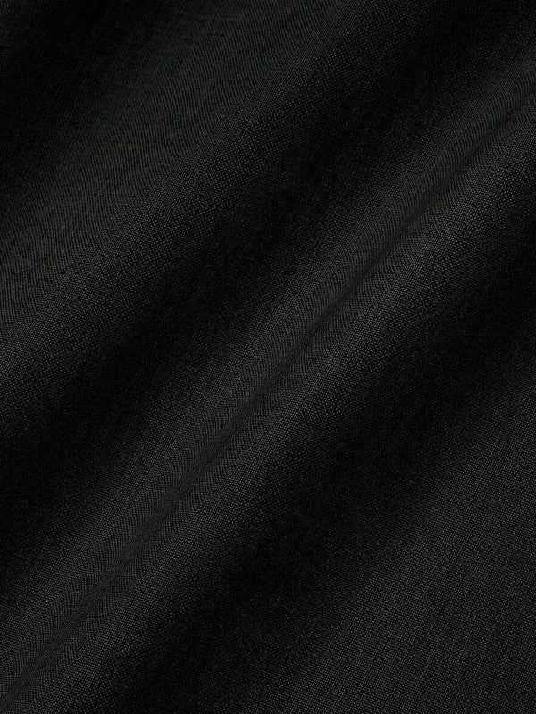 Look de estilo romántico con un enterizo negro elegante para una tarde de picnic.