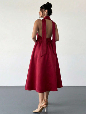Vista de perfil de un vestido de fiesta rojo con detalle de cuello halter anudado.
