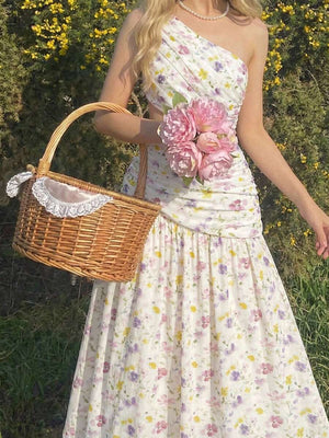 Vestido Floral Asimétrico con Cut-Out Romántico