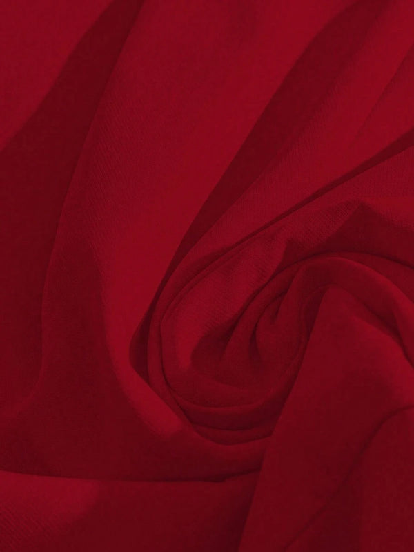 Primer plano del bajo con volantes del romper corto en color rojo vino.