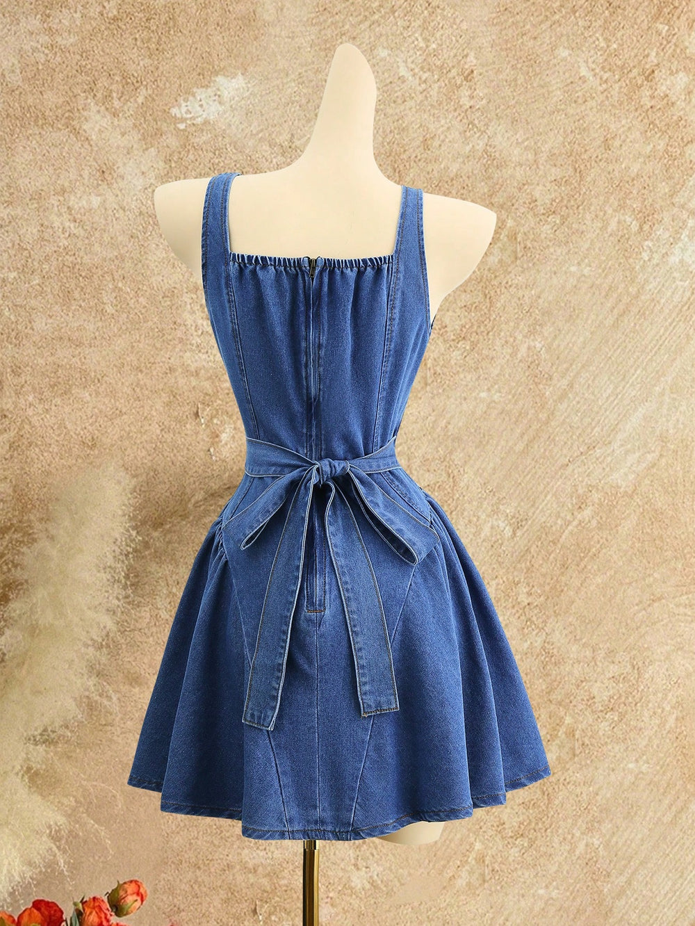 Vestido Pichi Azul De Mezclilla Mini Con Tirantes Y Espalda Al Aire vista frontal
