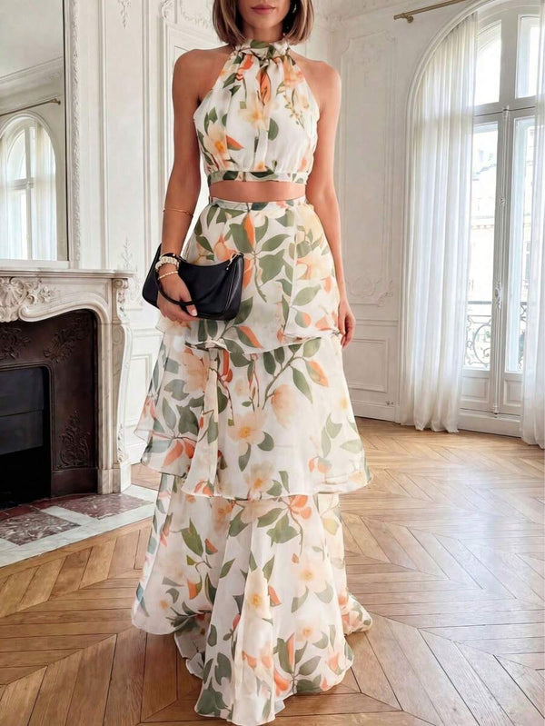 Primer plano del top halter de un conjunto floral, mostrando el detalle del lazo en el cuello y el estampado botánico.