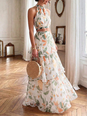 Detalle de la tela y los volantes de la falda maxi con estampado floral, mostrando su movimiento y ligereza.