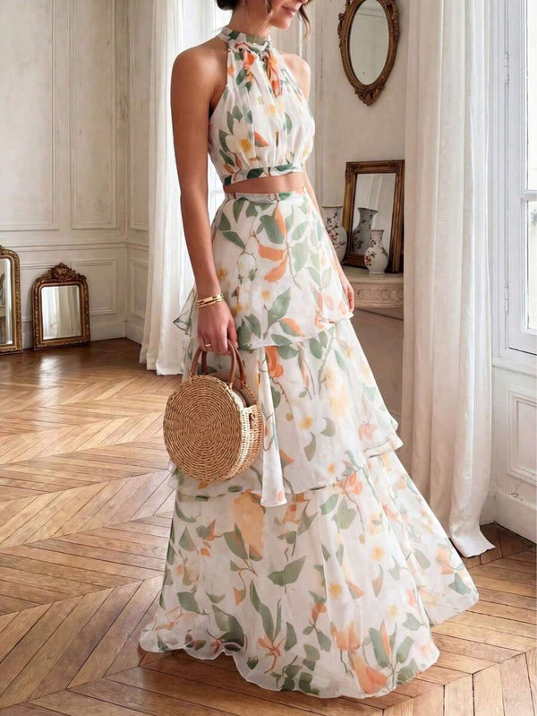 Detalle de la tela y los volantes de la falda maxi con estampado floral, mostrando su movimiento y ligereza.