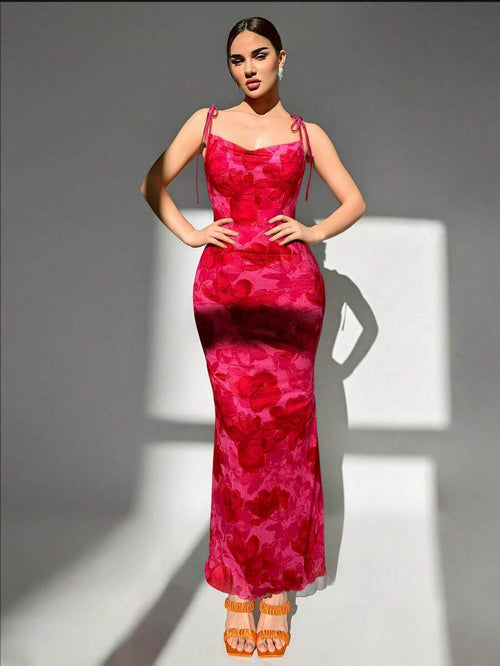 Detalle de la espalda baja y los tirantes anudados de un vestido de fiesta floral.