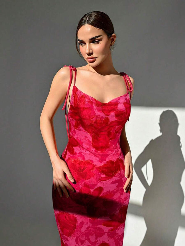 Parte inferior de un vestido largo estampado floral en tonos rojos y fucsia.