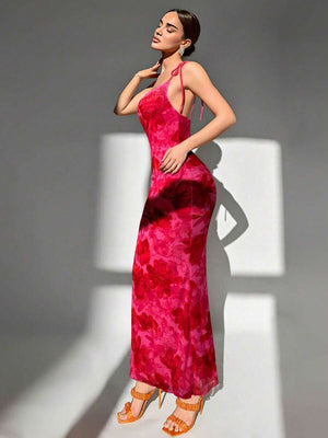 Silueta de sirena de un vestido maxi floral con espalda abierta y tirantes finos.