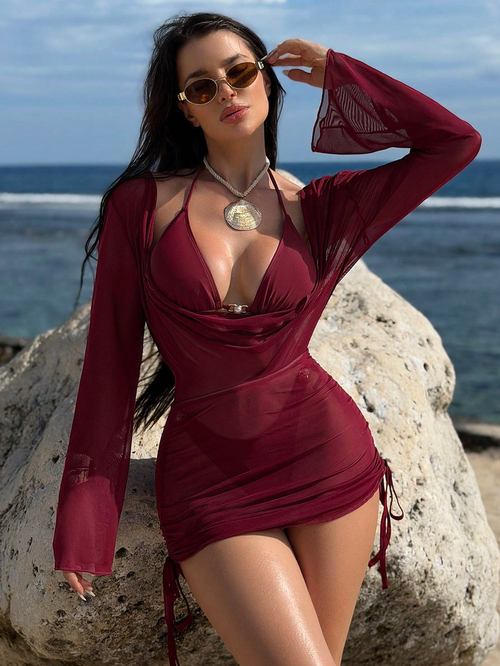 [Vista frontal del Conjunto De Traje De Baño 3 Piezas Burdeos con vestido transparente.]