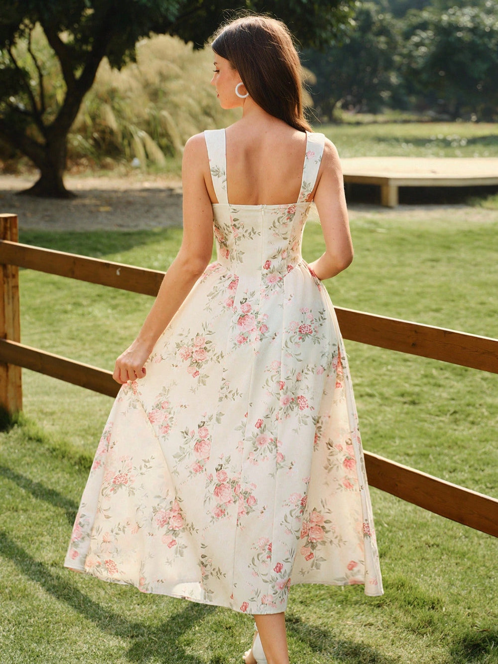 [Vista frontal del Vestido Midi Floral albaricoque en un jardín.]