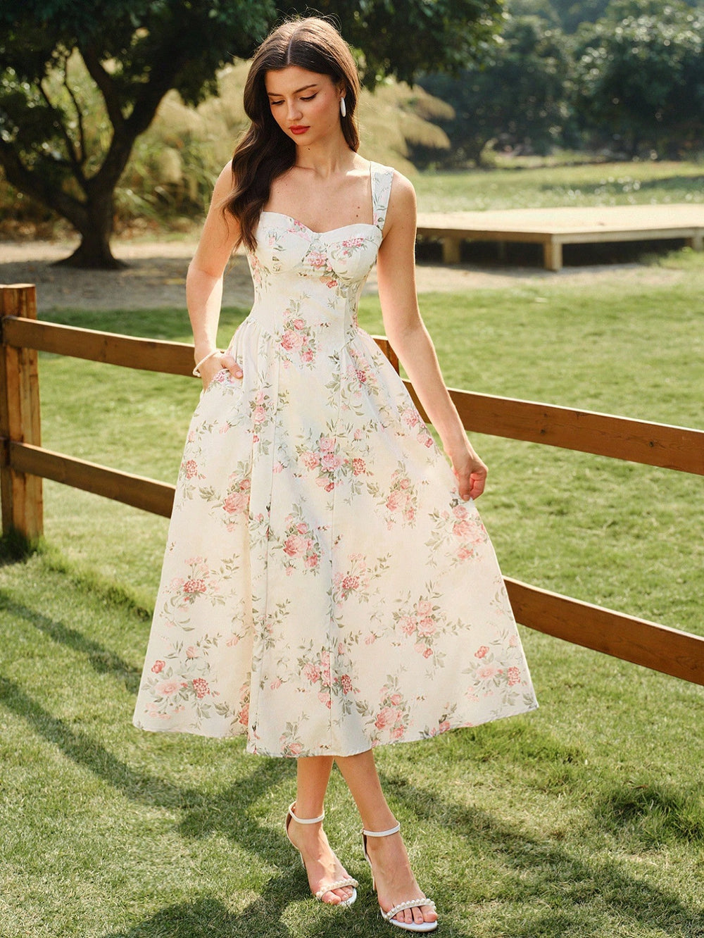 [Vista frontal del Vestido Midi Floral albaricoque en un jardín.]