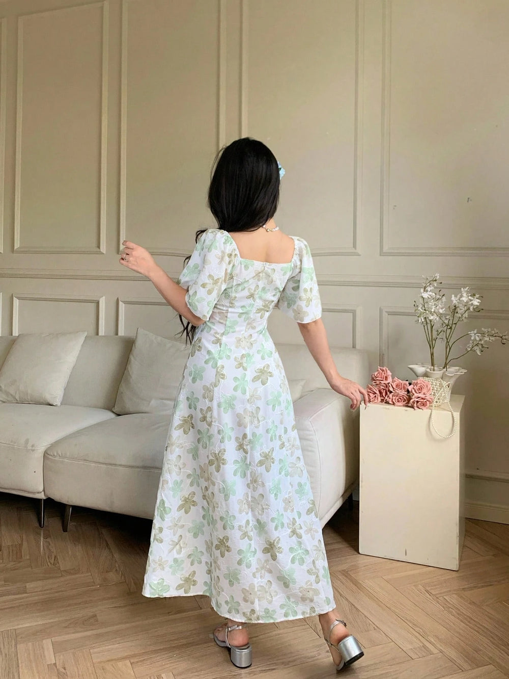 Vestido midi floral verde pastel con escote corazón vista frontal
