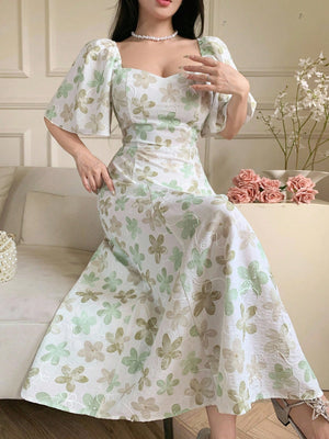 Vestido midi floral verde pastel con escote corazón detalle del estampado