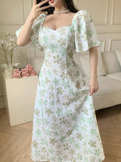 Vestido midi floral verde pastel con escote corazón vista frontal
